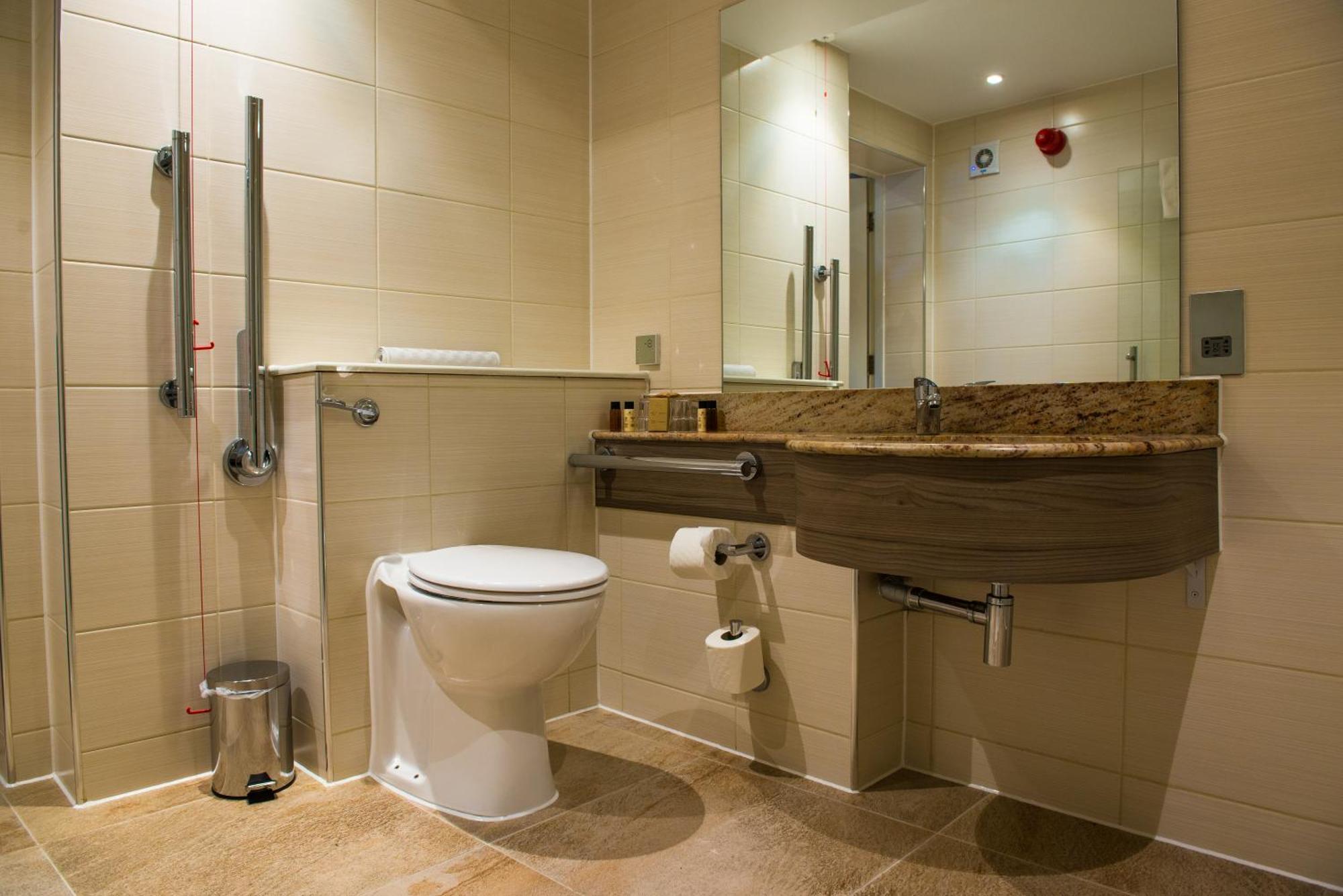 Judge'S Lodging Йорк Экстерьер фото A disabled toilet with a disabled shower